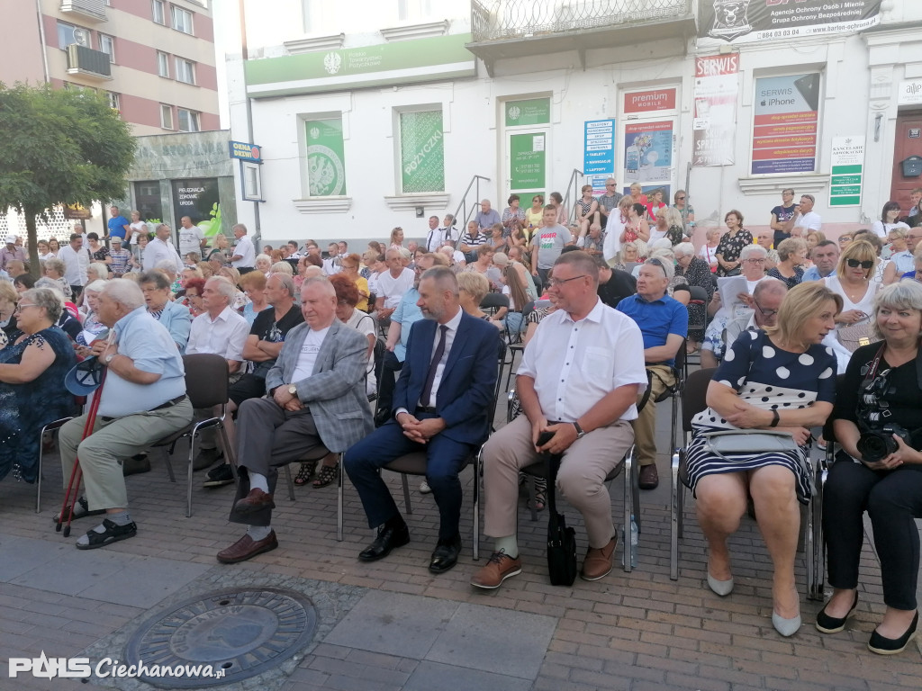 Patriotyczne śpiewanie na deptaku