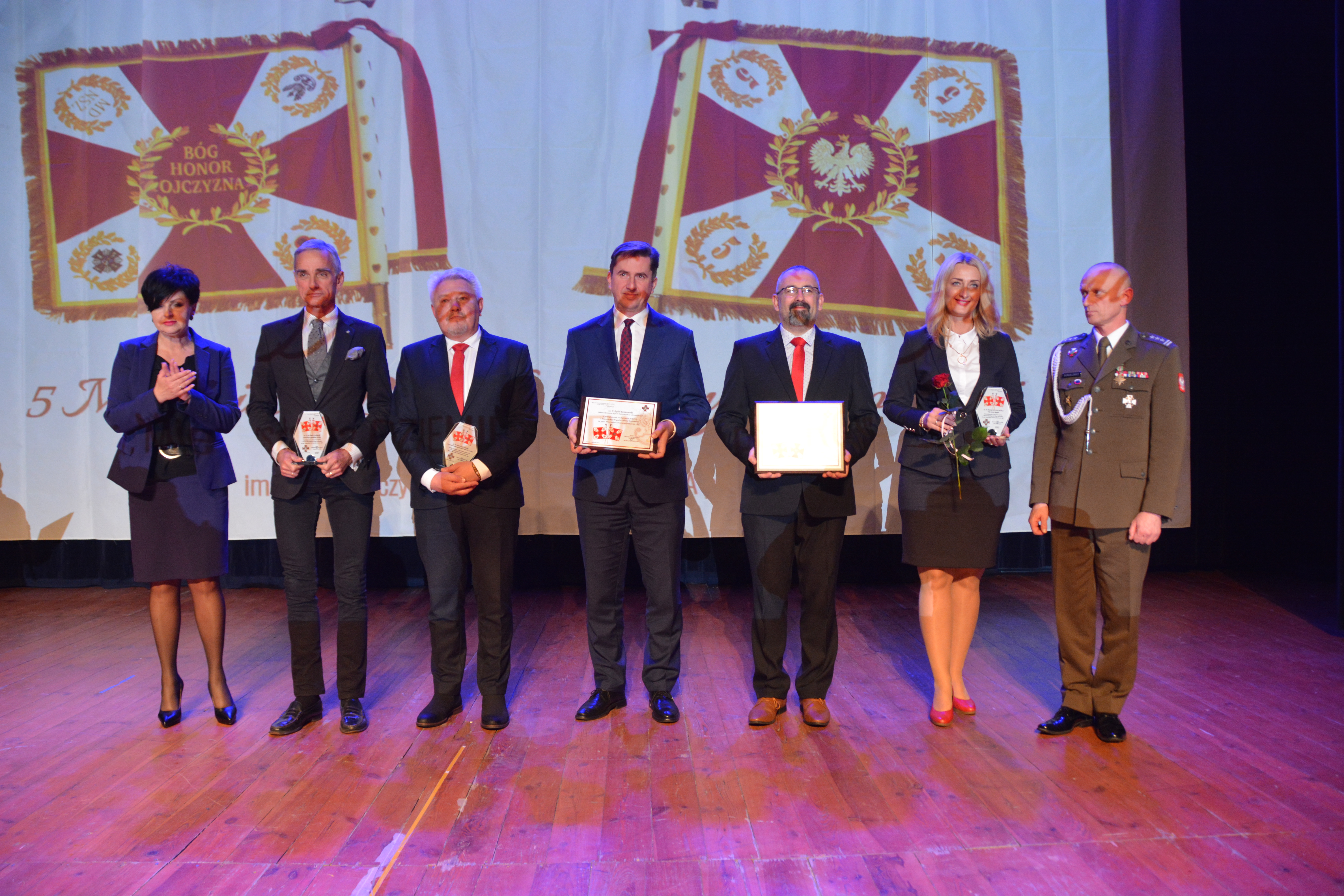 Dowódca 5MBOT podziękował fundatorom sztandaru