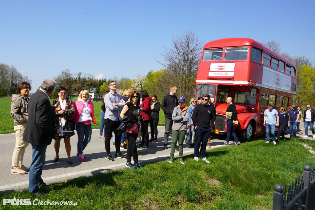 Czerwony autobus na powiatowym szlaku!
