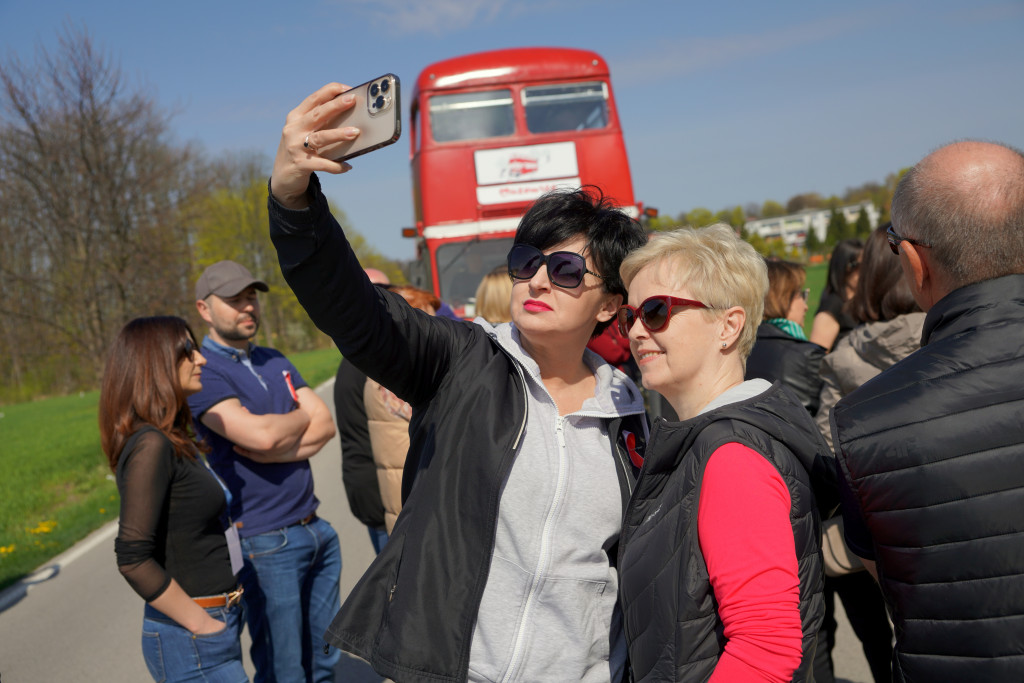 Czerwony autobus na powiatowym szlaku!