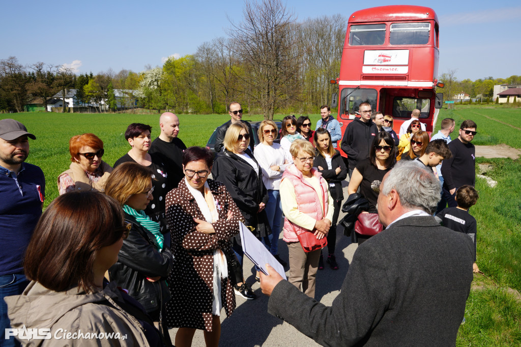 Czerwony autobus na powiatowym szlaku!