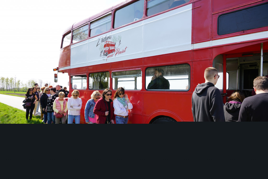 Czerwony autobus na powiatowym szlaku!