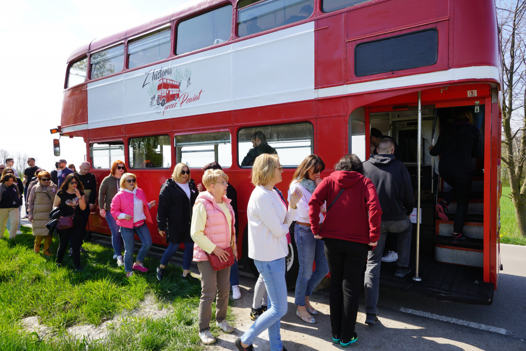 Czerwony autobus na powiatowym szlaku!