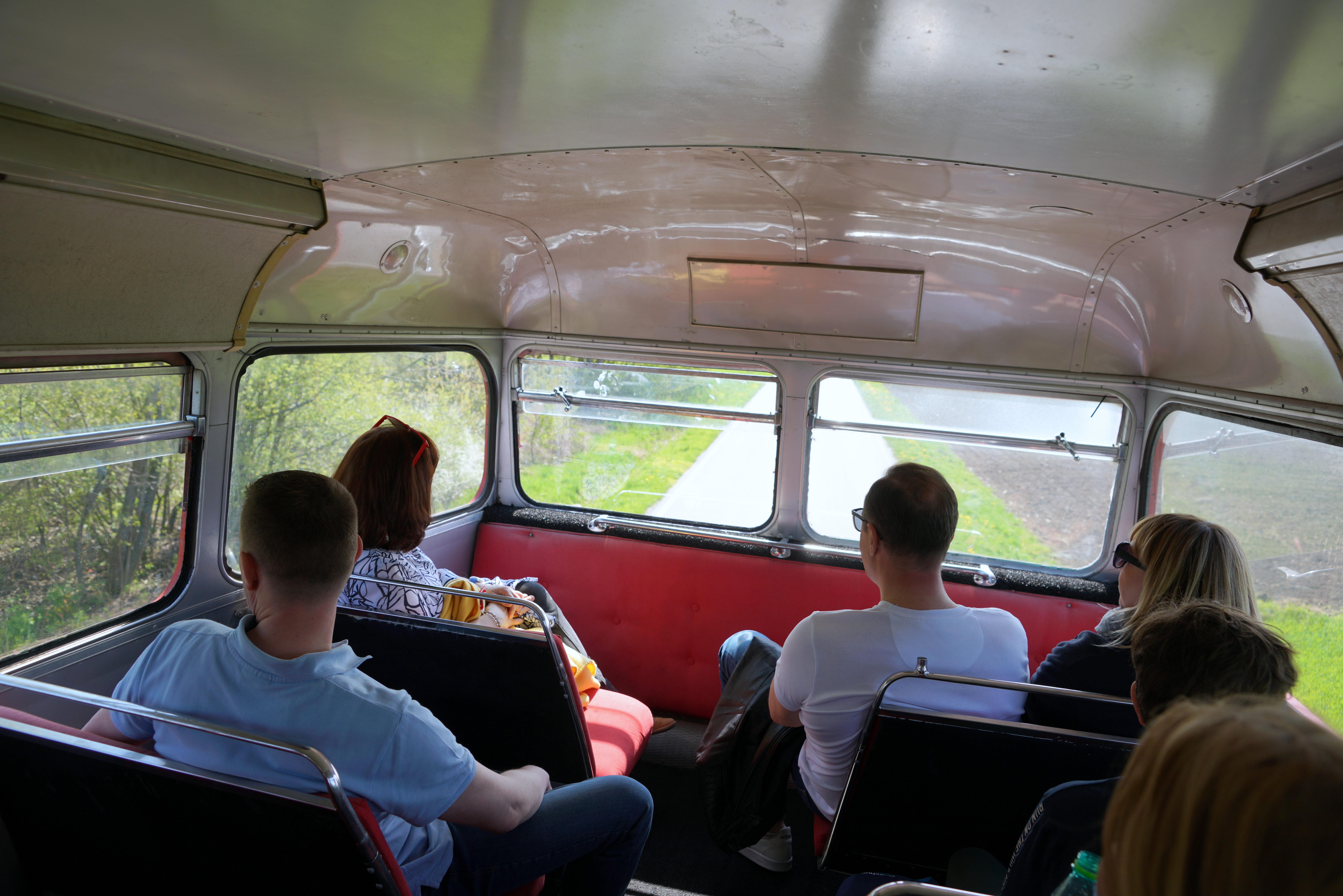 Czerwony autobus na powiatowym szlaku!