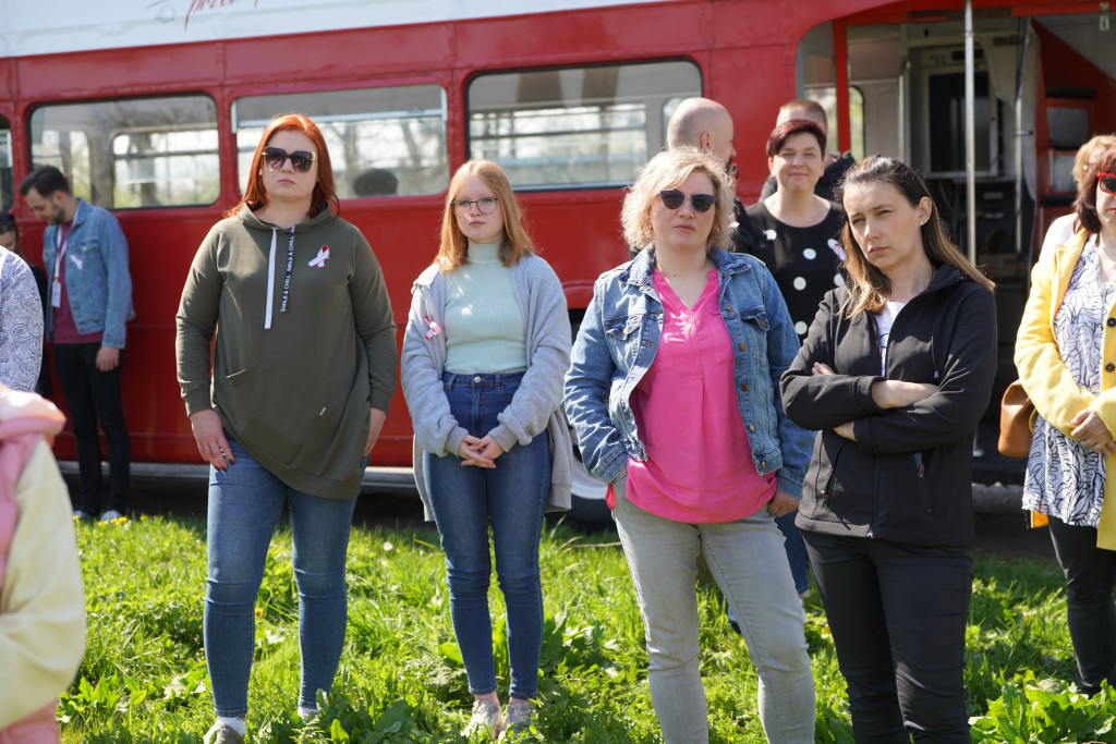 Czerwony autobus na powiatowym szlaku!