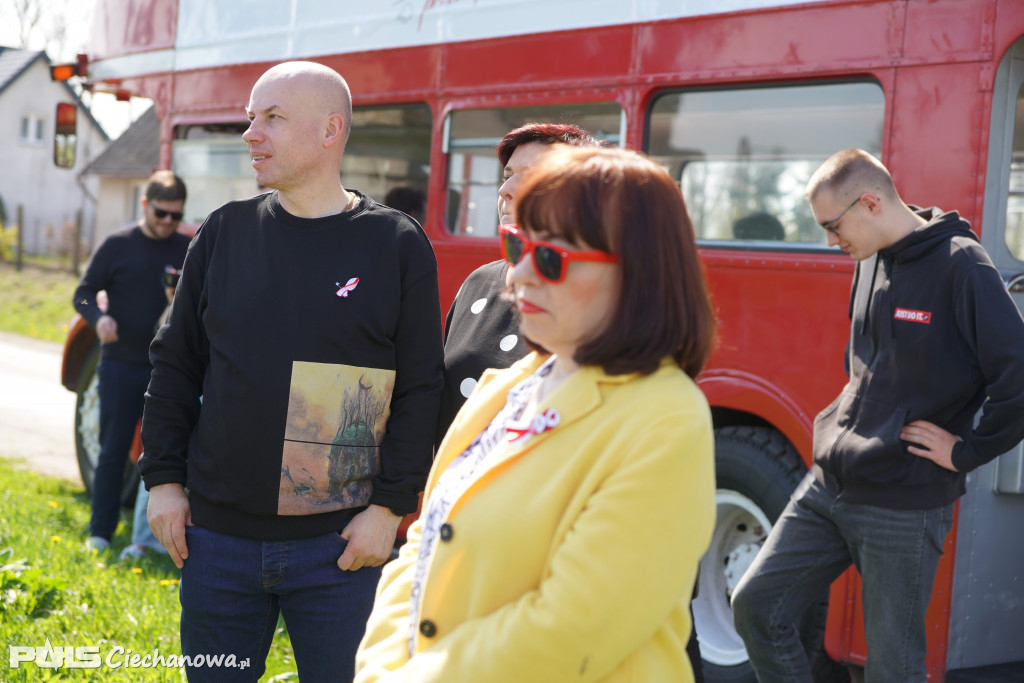Czerwony autobus na powiatowym szlaku!