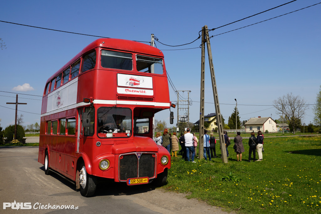 Czerwony autobus na powiatowym szlaku!