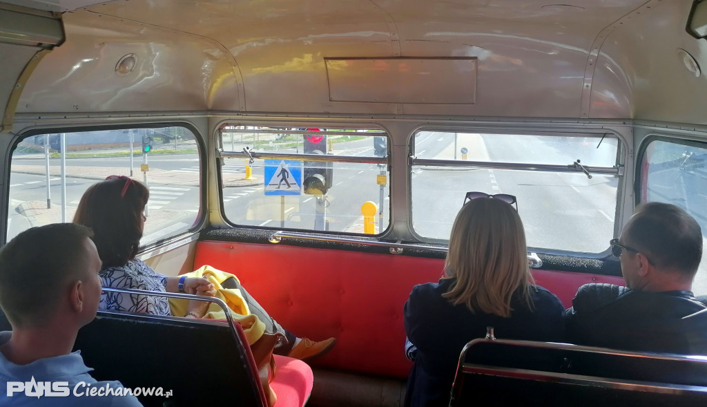 Czerwony autobus na powiatowym szlaku!