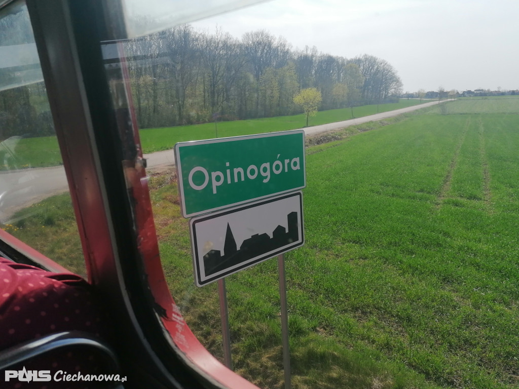 Czerwony autobus na powiatowym szlaku!