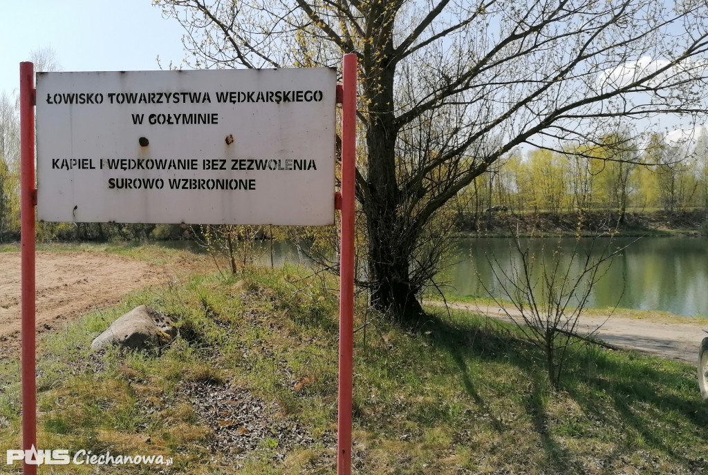 Czerwony autobus na powiatowym szlaku!