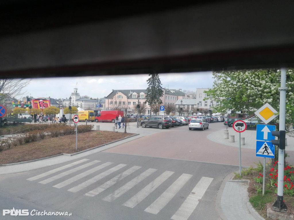 Czerwony autobus na powiatowym szlaku!