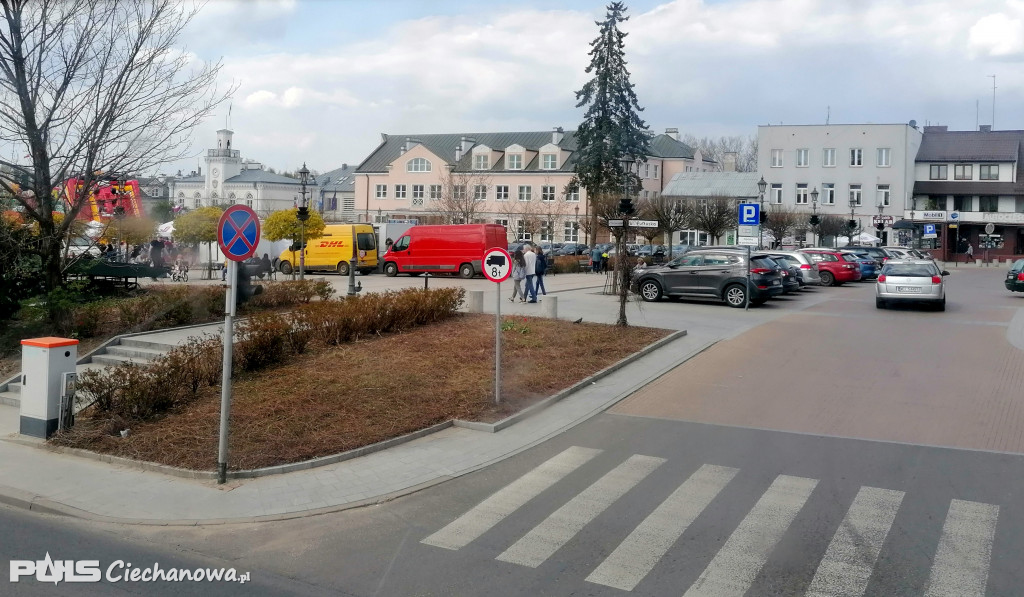 Czerwony autobus na powiatowym szlaku!