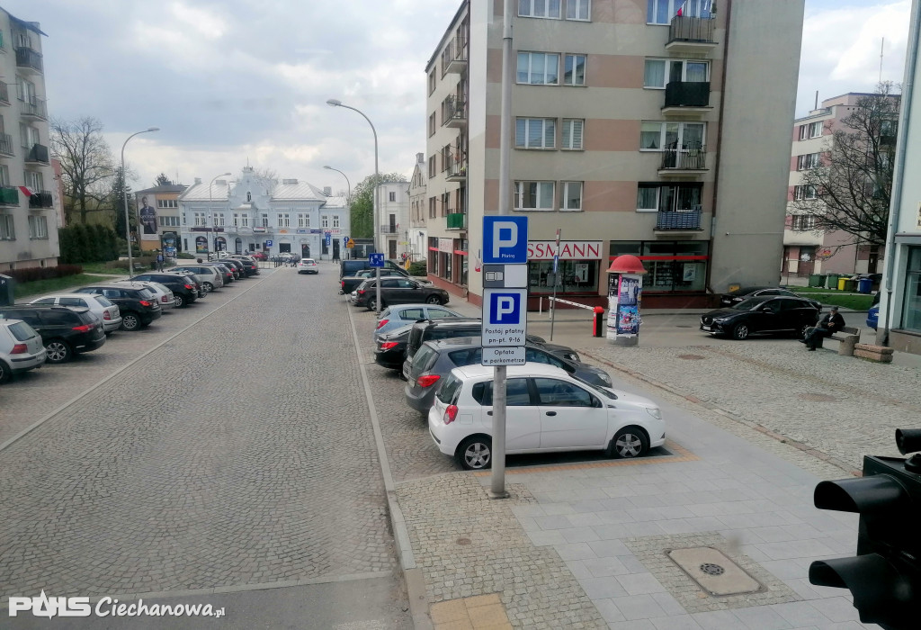 Czerwony autobus na powiatowym szlaku!