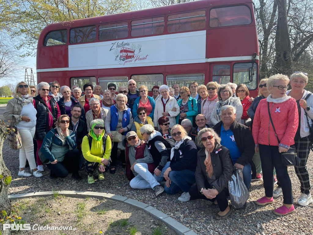 Czerwony autobus na powiatowym szlaku!