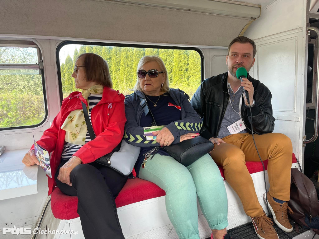 Czerwony autobus na powiatowym szlaku!