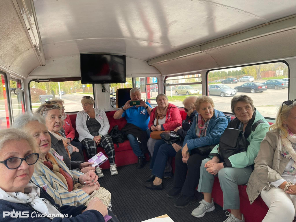 Czerwony autobus na powiatowym szlaku!