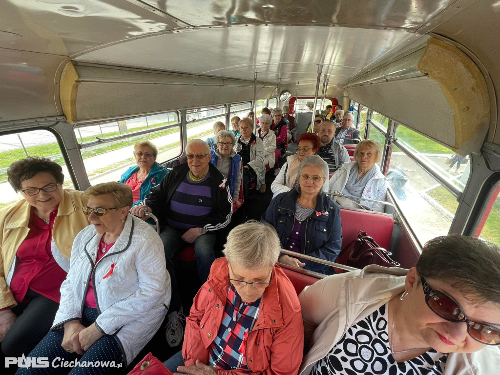 Czerwony autobus na powiatowym szlaku!