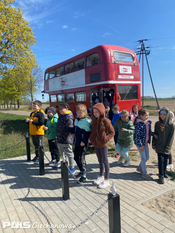 Czerwony autobus na powiatowym szlaku!