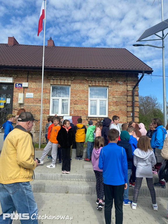 Czerwony autobus na powiatowym szlaku!