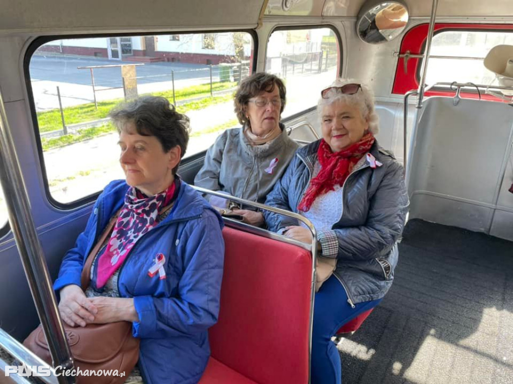 Czerwony autobus na powiatowym szlaku!