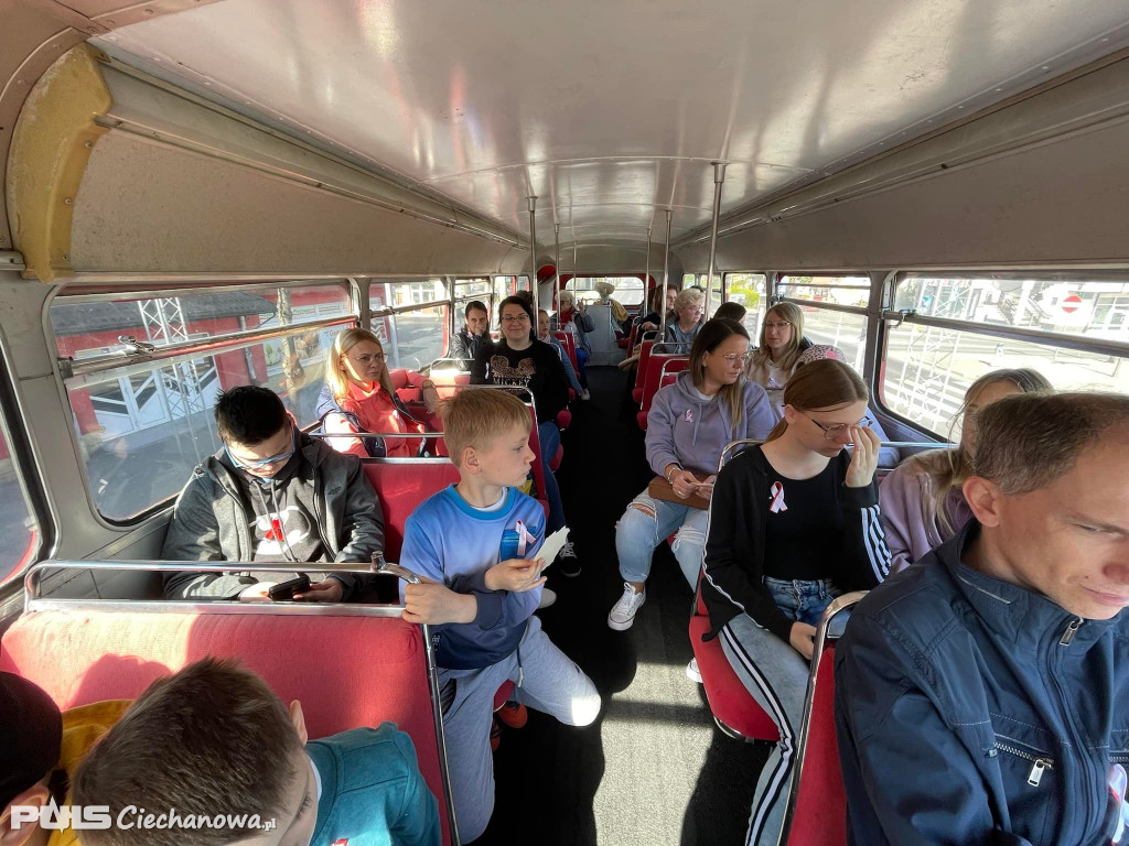 Czerwony autobus na powiatowym szlaku!