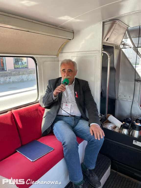 Czerwony autobus na powiatowym szlaku!
