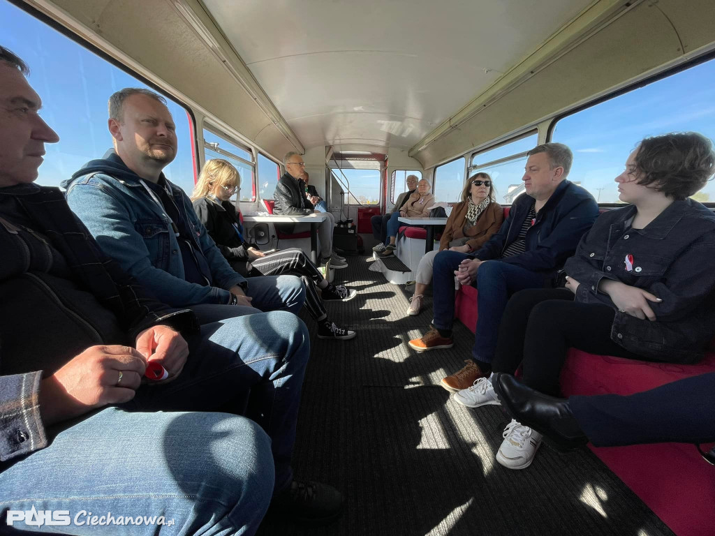 Czerwony autobus na powiatowym szlaku!