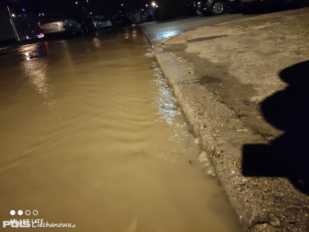 Kanadyjki zalane wodą z pękniętej rury...