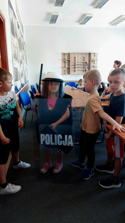 Przedszkolaki z wizytą w komendzie