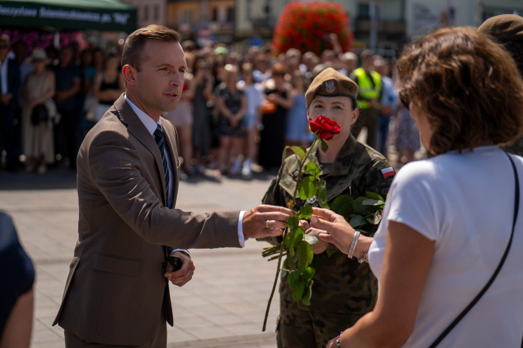 Wojskowa przysięga przed ratuszem