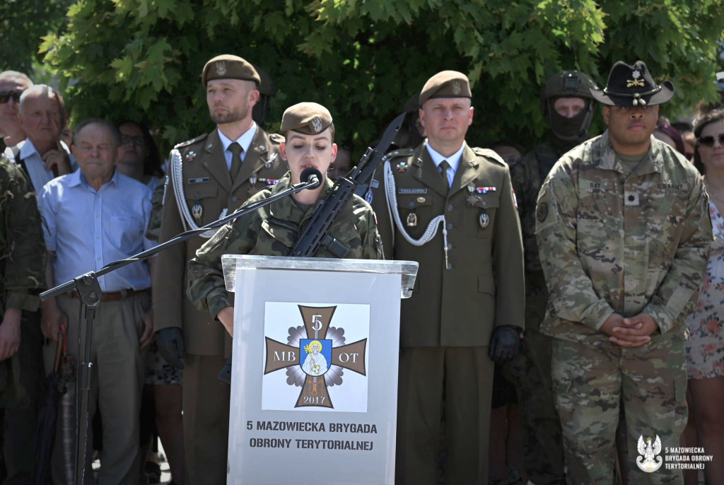 Wojskowa przysięga przed ratuszem