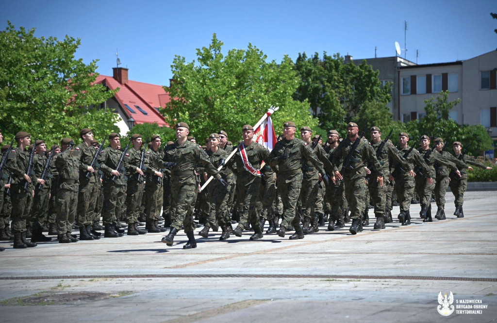 Wojskowa przysięga przed ratuszem