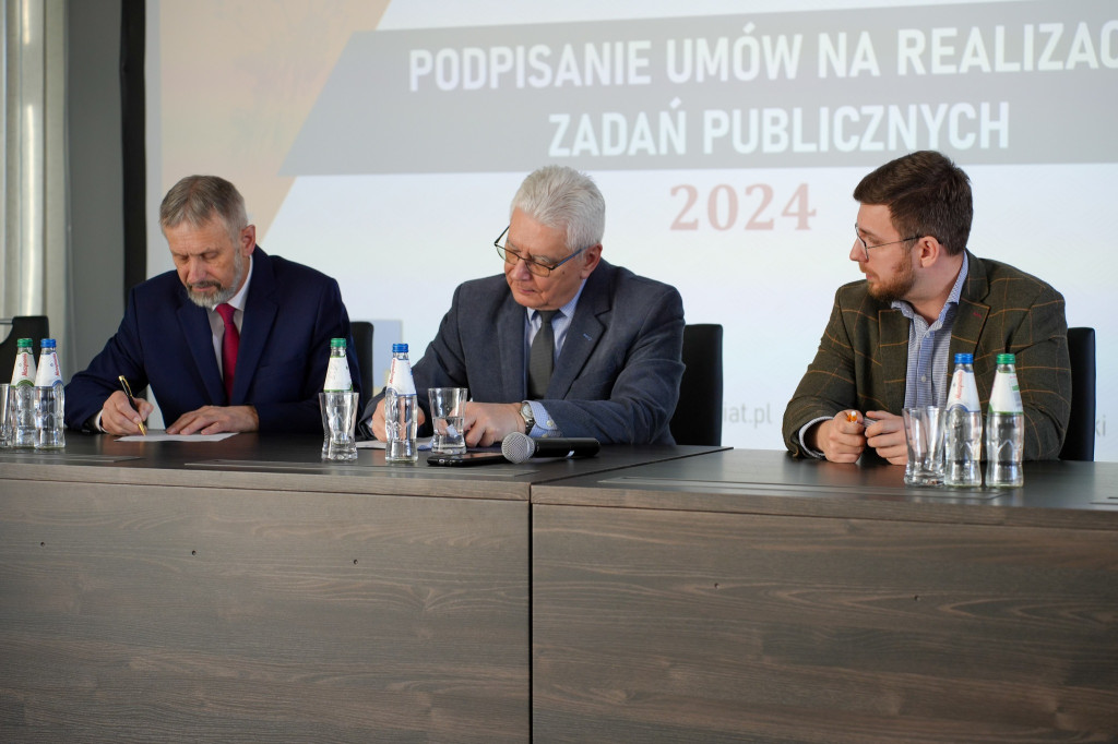 Podpisanie umów na realizację zadań publicznych