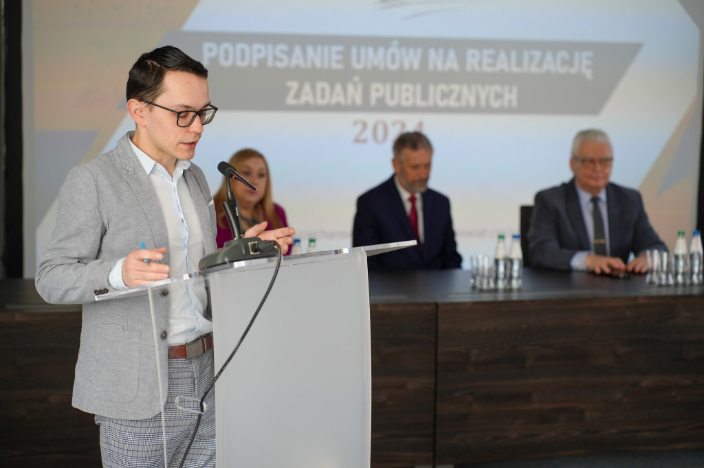 Podpisanie umów na realizację zadań publicznych