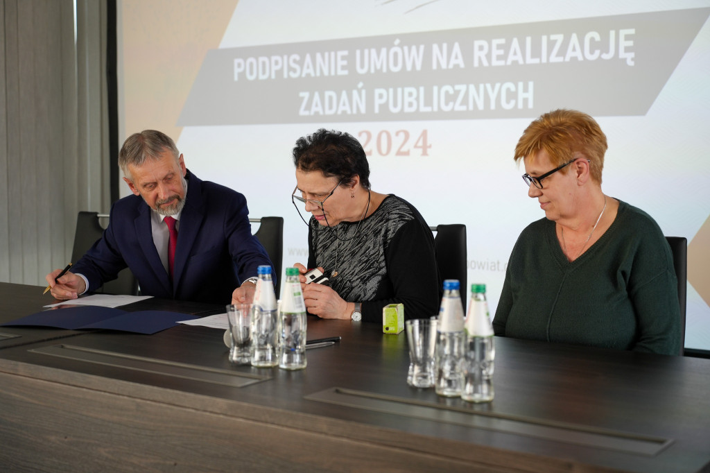 Podpisanie umów na realizację zadań publicznych