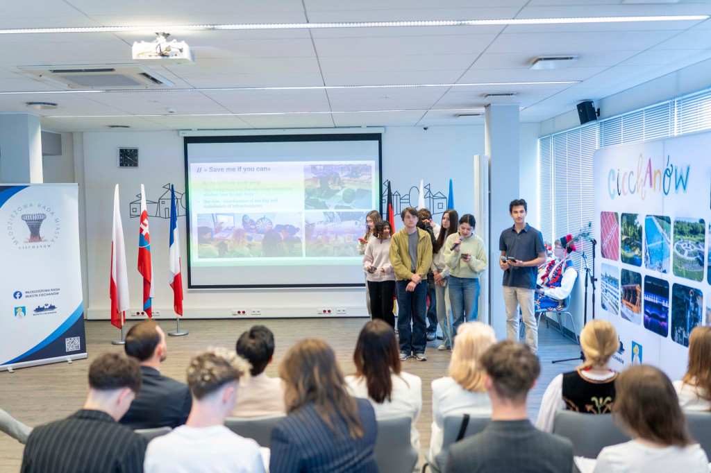 Młodzież z miast partnerskich w Ciechanowie