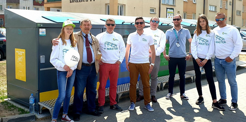 Fot. TM - Twórcą inteligentnych pojemników T-Master ELMO jest firma T4B. Na zdjęciu prezes T4B Group Robert Szczepankowski (trzeci od lewej) wraz ze swoimi współpracownikami, przedstawicielem Zarządu Osiedla nr 5 Płońska Włodzimierzem Nowakowskim (drugi od lewej) i wolontariuszkami Fundacji Łydynia.