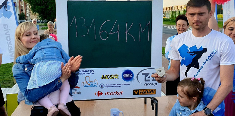 TM - Ania Ogonowska (na rękach Mamy) wraz z Rodzicami ? Karoliną i Szymonem oraz siostrą Kasią.