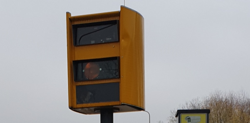 Na zdjęciu fotoradar przy ul. 17 Stycznia, jak wszystkie inne w całym kraju, jest obsługiwany przez Główny Inspektorat Transportu Drogowego.
