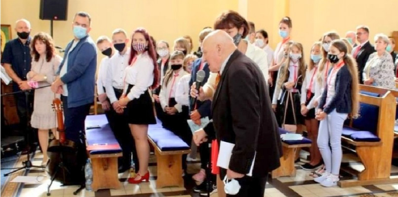 fot. Archiwum autorki - Pan Stefan czyta swój wiersz podczas jubileuszu ks. proboszcza Ireneusza Cielickiego - wrzesień 2020 r. 