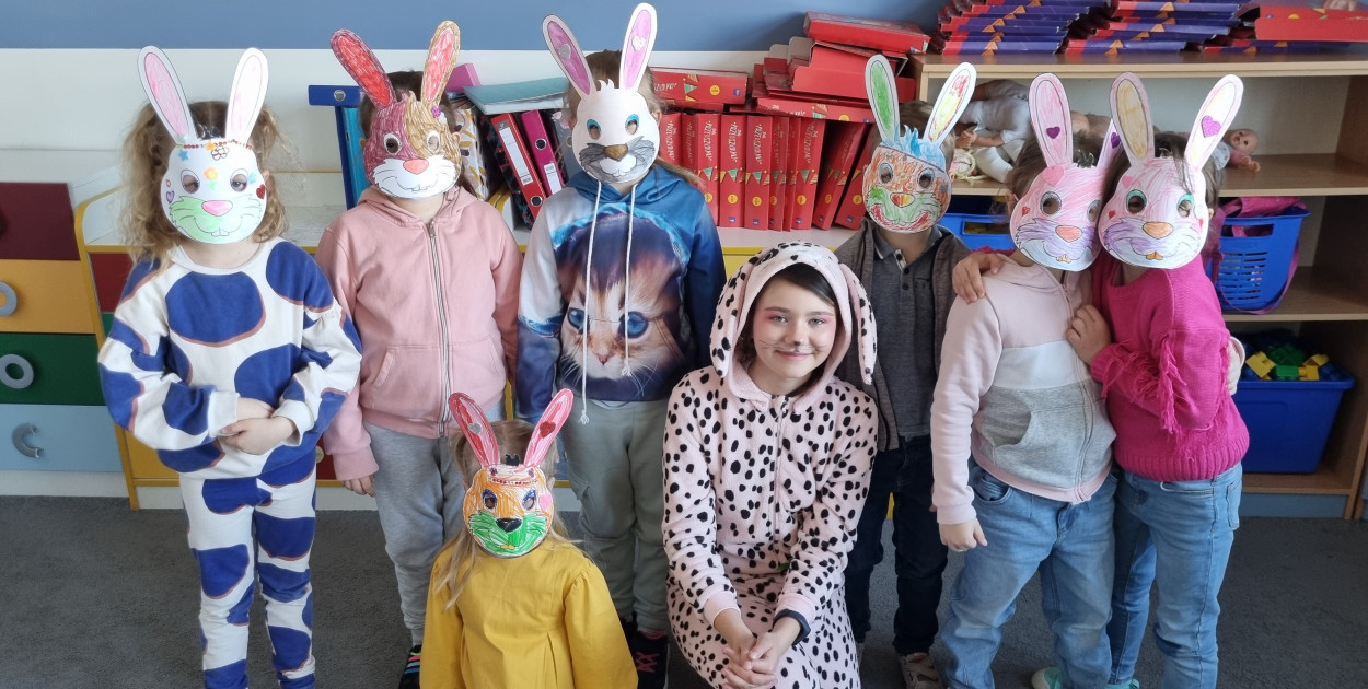 Zajączek Wielkanocny opowiadał dzieciom o świętach