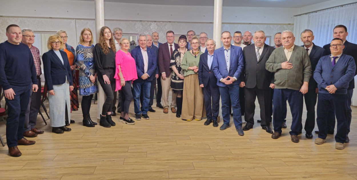 Wspólne zdjęcie uczestników wielkanocnego spotkania Ciechanowskiego Bezpartyjnego Ugrupowania Wyborczego (CBUW). Fot. PP