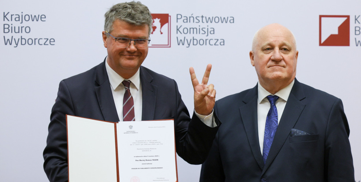 Nowo wybrani europosłowie odebrali od PKW zaświadczenia o wyborze