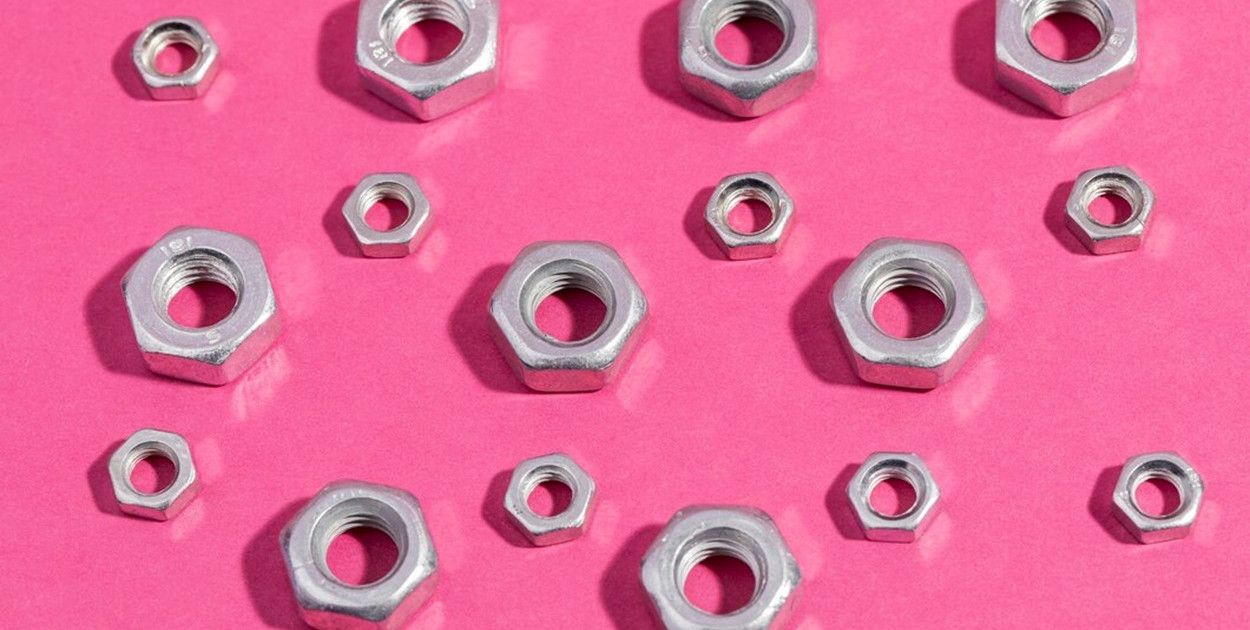 Jakie są zalety i wady nakrętek samokontrujących w zastosowaniach narażonych na wi