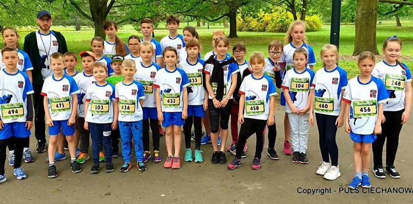 Fot. TM - Trener Tomasz Pajewski wraz z zawodnikami Klubu Lekkoatletycznego Mazovia ProActiv Ciechanów.
