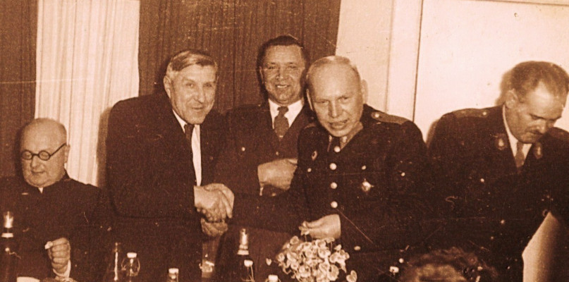 Fot. Z albumu Eugeniusza Konopy. Pośrodku - prezes OSP Ciechanów Józef Grzelak podczas strażackiej Wigilii, 1959.