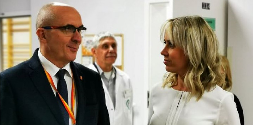 Fot. Archiwum Okręgowej Izby Lekarskiej w Warszawie. Na zdjęciu: Paweł Chęciński - dyrektor Biura Polityki Zdrowotnej Urzędu m.st. Warszawa oraz Renata Jeziółkowska ? rzecznik prasowy Okręgowej Izby Lekarskiej w Warszawie po konferencji prasowej poświęconej kampanii "Wspólne Święta". 