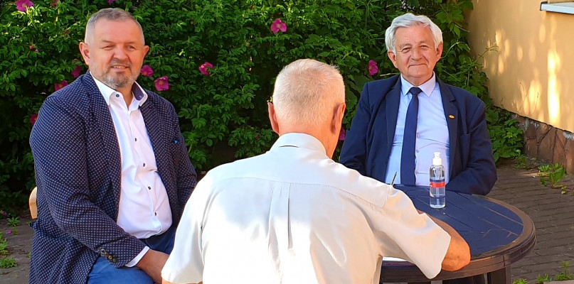 TM. Na zdjęciu od lewej: Cezary Chodkowski i Eugeniusz Sadowski, przed siedzibą ciechanowskiej Platformy Obywatelskiej, prowadzą zbiórkę podpisów poparcia pod kandydaturą Rafała Trzaskowskiego w wyborach Prezydenta RP.