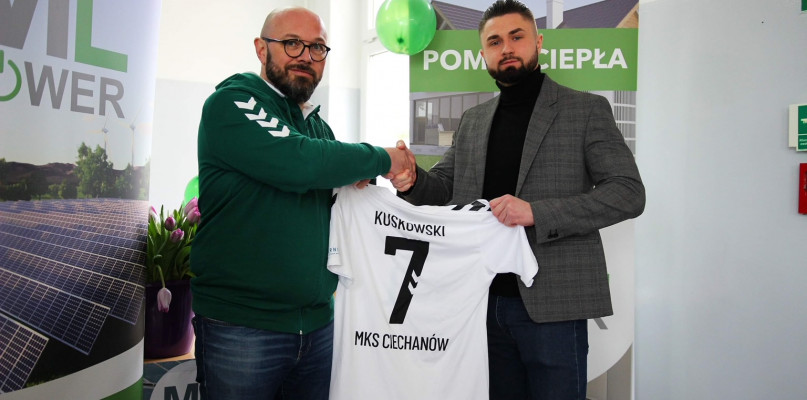 Firma ML POWER jest sponsorem  MKS Ciechanów.  Na zdjęciu od lewej:  Marek Łebkowski  - prezes MKS Ciechanów, Maciej Kuskowski - Prezes ML POWER