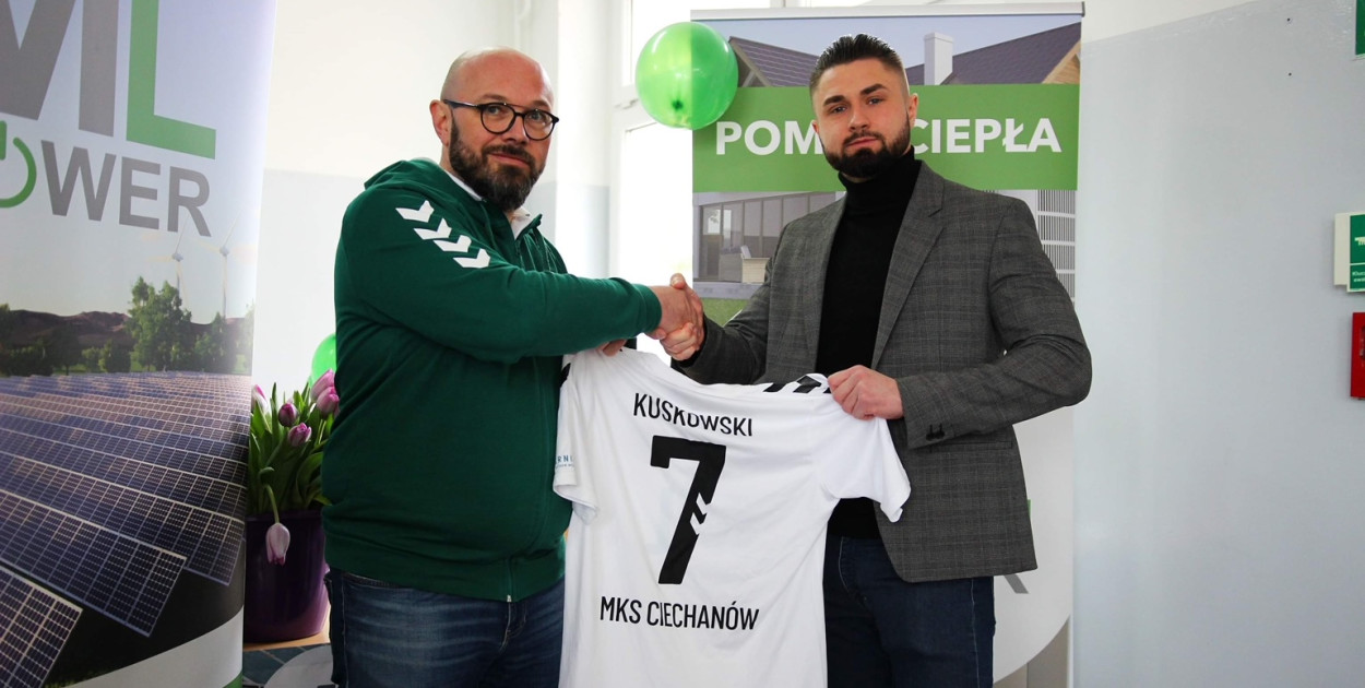 Firma ML POWER jest sponsorem MKS Ciechanów. Na zdjęciu od lewej: Marek Łebkowski - prezes MKS Ciechanów, Maciej Kuskowski - Prezes ML POWER
